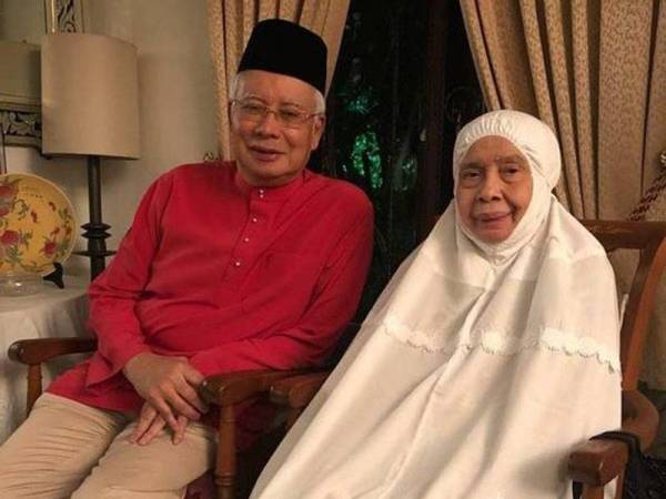 Najib bersama ibunya, Tun Rahah. - Foto FB Najib Tun Razak