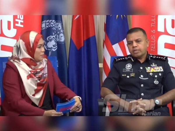 Ayob Khan (kanan) ditemu bual dalam program Sinar Live bertajuk 'Biar diancam, saya tidak gentar!' yang bersiaran secara langsung dari IPK Johor Bahru malam ini. Program dikendalikan Haslina (kiri) selaku moderator.