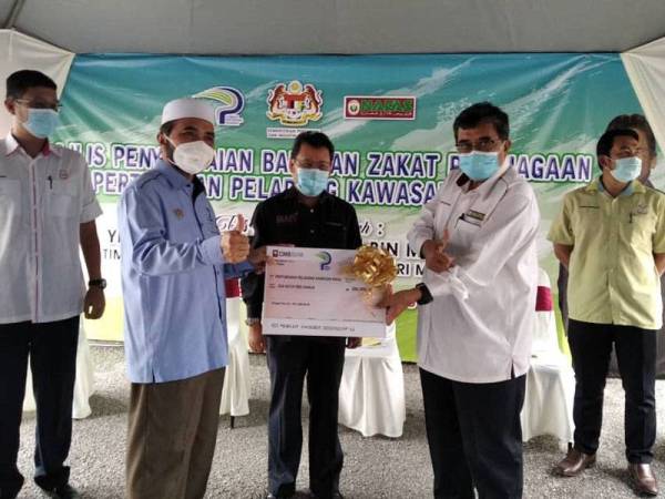 Che Abdullah (tengah) pada sesi penyerahan pakej Pre Prihatin sebanyak RM200,000 yang diterima Mustaffar (dua dari kiri) daripada Nik Muhammad (dua dari kanan) di PPK Raub pada Jumaat.