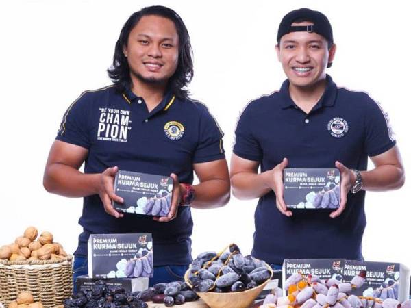 Mohammad Ilham (kiri) dan Muhamad Taufiq Firdaus menunjukkan produk Premium Kurma Sejok IlhamTaufiq yang mendapat permintaan tinggi sejak dipasarkan di Malaysia pada Mac lalu.