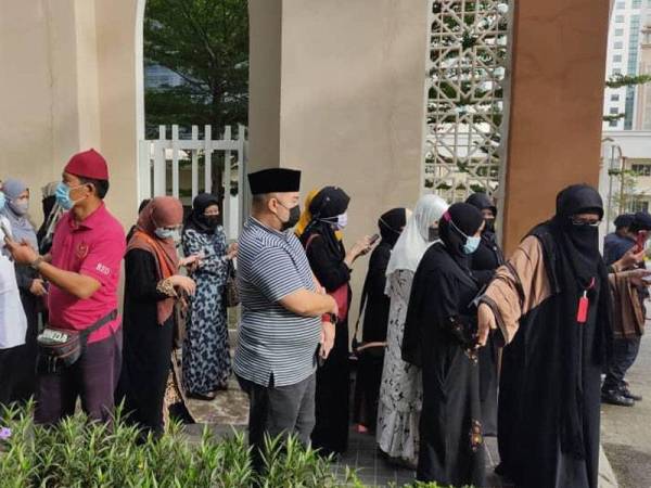 Orang ramai berkumpul di hadapan pekarangan Masjid Ar-Rahah, Kampung Kerinchi sejak jam 7 pagi untuk memberi penghormatan kepada Allahyarhamah Tun Rahah.