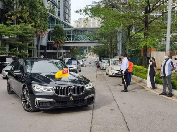 Kenderaan yang membawa Sultan Selangor memasuki Masjid Ar-Rahah, Kampung Kerinchi di sini pagi Sabtu.