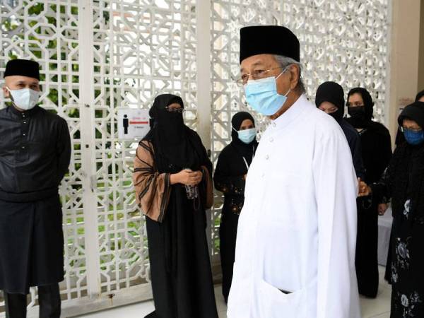 Bekas Perdana Menteri, Tun Dr Mahathir Mohamad bersama isteri Tun Dr Siti Hasmah Mohd Ali hadir menziarah jenazah Allahyarhamah Tun Rahah Mohamed Noah di Masjid Ar-Rahah hari ini.