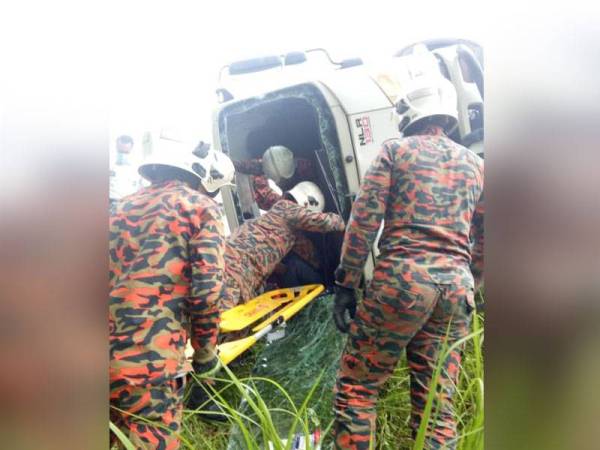 Anggota bomba membantu mengeluarkan pemandu lori yang tersepit dalam nahas jalan raya di kilometer 26.6 Lebuhraya Utara-Selatan (PLUS) arah selatan di laluan Kulai ke Senai, pagi tadi.