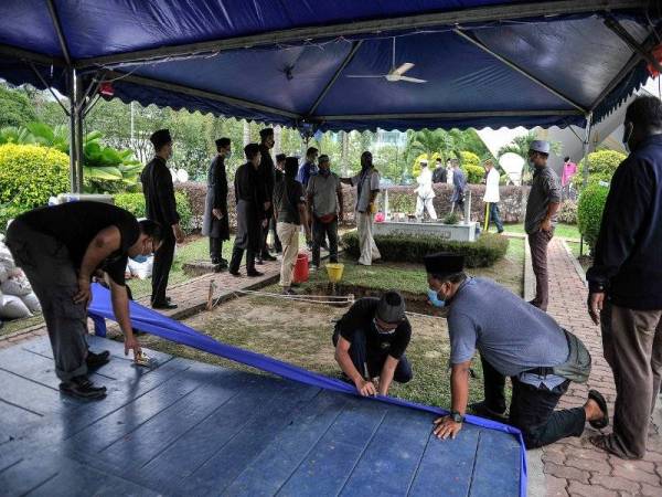 Suasana persiapan dan persediaan bagi Istiadat Pengebumian Negara jenazah Allahyarhamah Tun Rahah Mohamed Noah di Lingkaran Makam Pahlawan, Masjid Negara. Foto Bernama