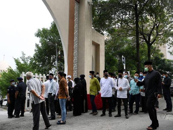 Orang ramai hadir bagi memberi penghormatan terakhir kepada Allahyarhamah Tun Rahah Mohamed Noah di Masjid Ar-Rahah pada Sabtu. - Foto Bernama