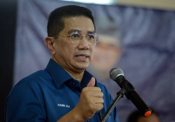 Menteri Kanan Perdagangan Antarabangsa dan Industri yang juga Ahli Parlimen Gombak, Datuk Seri Mohamed Azmin Ali berucap pada majlis sumbangan kemasyarakatan Ahli Parlimen Gombak di Dewan Pusat Aktiviti Masyarakat AU5D Lembat Keramat di sini hari ini. - Foto Bernama