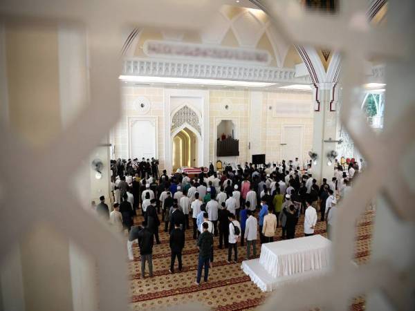 Solat jenazah Allahyarhamah Tun Rahah Mohamed Noah di Masjid Ar-Rahah, Kampung Kerinchi hari ini. - Foto Bernama
