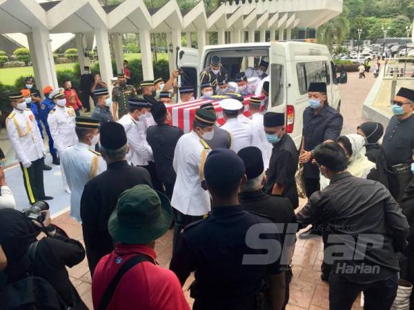 Jenazah Tun Rahah Selamat Disemadikan Di Makam Pahlawan