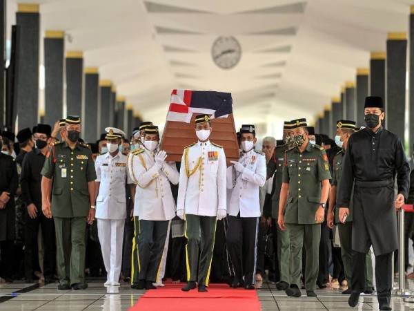 Jenazah Allahyarhamah Tun Rahah Mohd Noah diusung sebelum disemadikan di Lingkaran Makam Pahlawan, Masjid Negara hari ini. - Foto Bernama