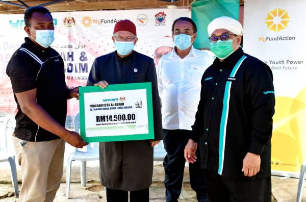 Zulkifli (dua dari kiri) menyampaikan sumbangan bernilai RM14,500 kepada nelayan, Hahnizainizam (kiri) pada Program Bulan Dakwah 2020 Is'ad Al-Usrah dan Musaadah Yayasan Dakwah Islamiah Malaysia (Yadim) di Kampung Tanjung Dahan, Kuala Linggi hari ini. - Foto Bernama
- FOTO: BERNAMA