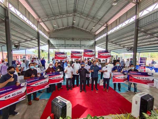 Ahmad bergambar bersama tetamu kenamaan dan wakil penerima Geran Agroprenuer sempena Perasmian Program Jelajah Agropreneur Muda Peringkat Negeri Pahang di Sungai Koyan pada Sabtu.