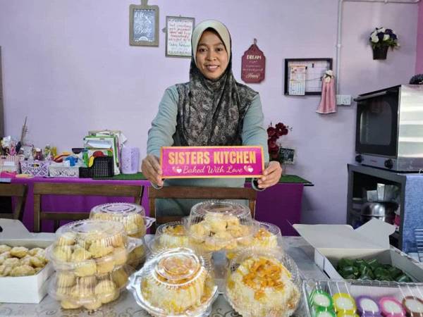 Arba’iah bersama produk makanan yang dihasilkan dan mendapat sambutan di Kuala Krai semalam.