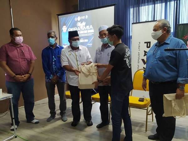 Khairuddin (tiga dari kiri) menyampaikan kit permulaan kepada wakil peserta kursus selepas merasmikan program berkenaan di Pejabat GPMS cawangan Bagan Datuk semalam.