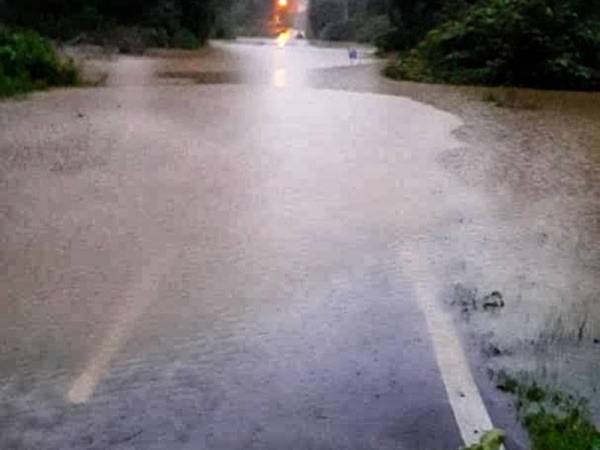 Antara laluan di Jerantut yang dinaiki air pada Ahad.