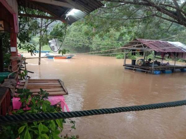 Keadaan di Kampung Bantal yang kini mula dinaiki air akibat hujan lebat sejak beberapa hari lalu.