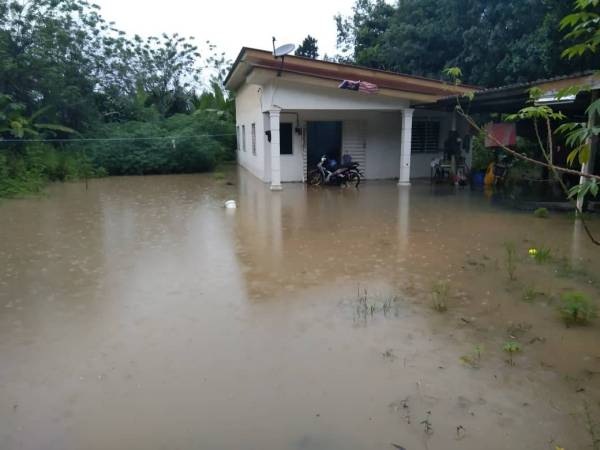 Keadaan di Kampung Kuala Teh, Jerantut yang mula dinaiki air sejak malam Sabtu.