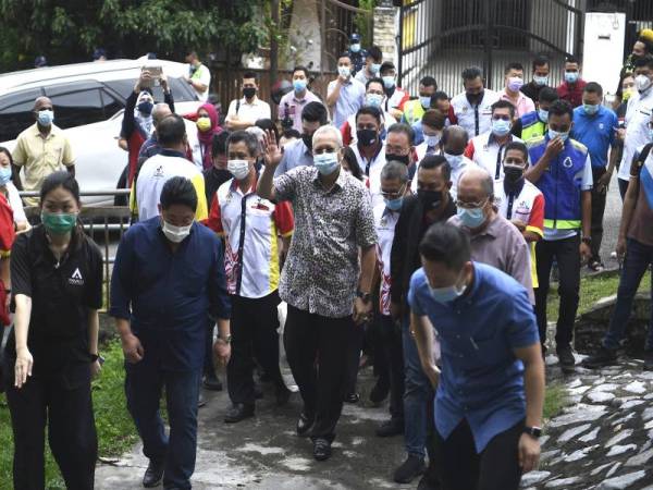 Menteri Wilayah Persekutuan, Tan Sri Annuar Musa ketika meninjau keadaan penduduk yang dilaporkan dalam keadaan daif di Blok C Flat Taman Segar Jalan Persiaran Lemak, Taman Segar Cheras hari ini. - Foto Bernama