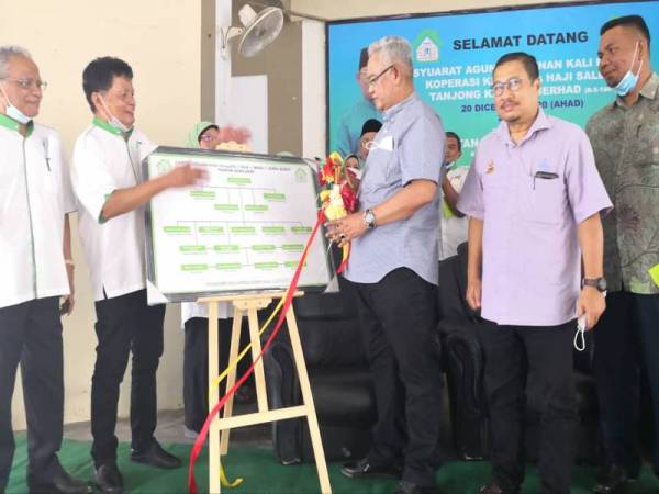 Noh (tiga dari kanan) melakukan gimik perasmian pada Majlis Perasmian Koperasi Keluarga Haji Salleh di Dewan Sungai Terap, Tanjong Karang di sini hari ini.