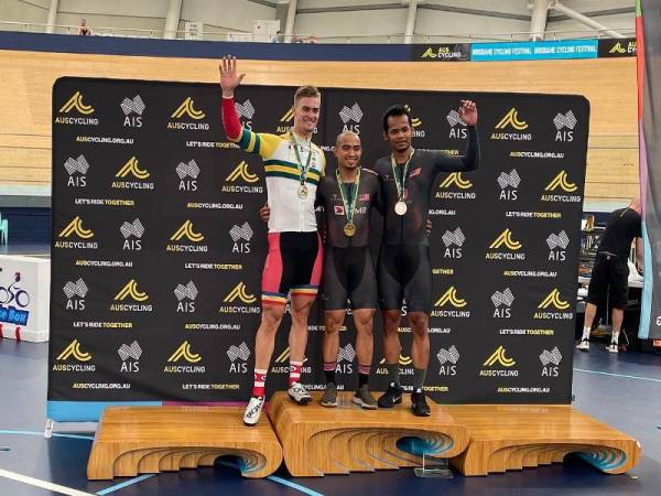 Azizulhasni (tengah) dan Shah Firdaus (kanan) masing-masing meraih pingat emas dan gangsa acara keirin pada Kejohanan Berbasikal Trek Kebangsaan Australia 2020 di Brisbane pada Ahad.
FOTO: FB AZIZULHASNI AWANG