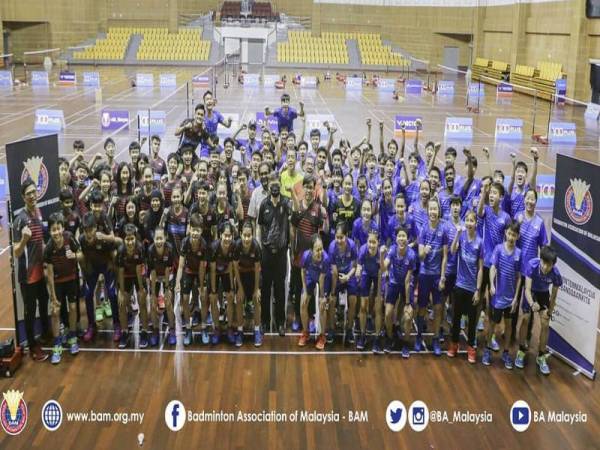 Barisan pemain dan jurulatih remaja kebangsaan bergambar selepas tamat Kejohanan Berpasukan Campuran di Stadium Juara, Bukit Kiara, Kuala Lumpur pada Jumaat lalu.
FOTO: FB BAM