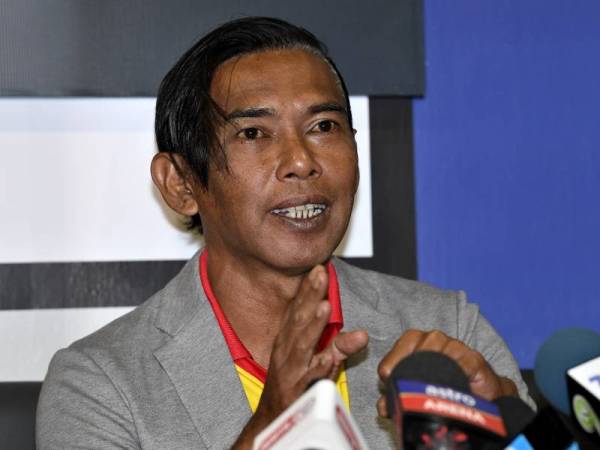 Bekas Pemain Bola Sepak Kebangsaan, Azman Adnan ketika sidang media pada Majlis Pelancaran Jenama Azman Adnan di Cheras hari ini.- Foto Bernama
