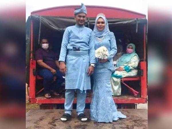 Nor Asmira menyambut Mohamad Farid dan rombongan yang hadir ke rumah pengantin perempuan dengan menaiki trak bomba selepas laluan utama dari simpang empat Banggol Kulim ke Kampung Kubang Siput di tenggelami banjir dan hanya boleh dilalui oleh kenderaan berat.