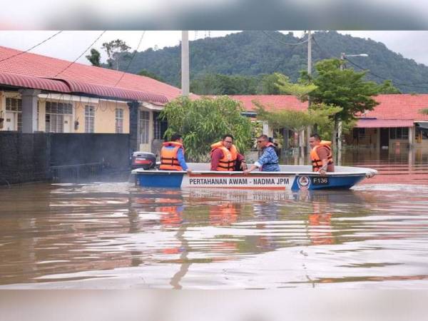 ADUN Chukai, Hanafiah Mat (dua, kanan) meninjau kawasan Rumah Mampu Milik (RMM) Telok Kalong yang dinaiki air pada Sabtu. - Foto Ihsan Facebook Haji Hanafiah Mat