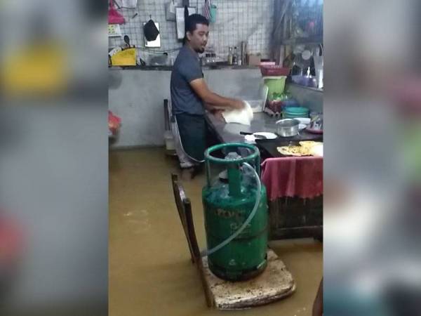 Barangan di kedai roti canai Mohd Khairul Anuar telah diangkat ke tempat lebih tinggi sebelum kedainya dinaiki air.