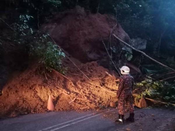 Jalan Raub-Bukit Fraser ditutup sepenuhnya ekoran kejadian runtuhan bongkah batu yang dipercayai berlaku pada jam 5.50 pagi tadi. Foto Facebook JKR Raub