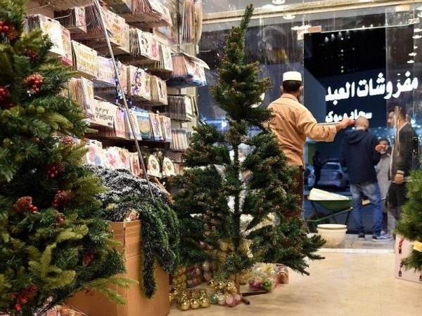 Pokok-pokok Krismas dijual di sebuah kedai di Riyadh, Arab Saudi baru-baru ini. - Foto AFP