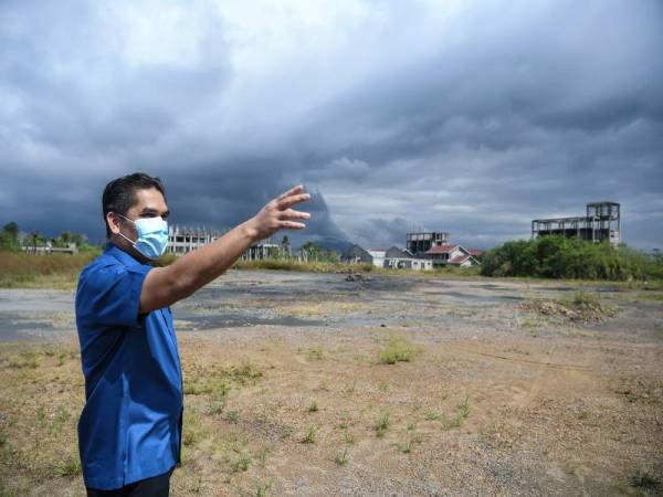 Mohd Radzi meninjau kawasan tapak projek Sekolah Sukan Malaysia Perlis yang telah terbengkalai sejak 2013. Foto Bernama