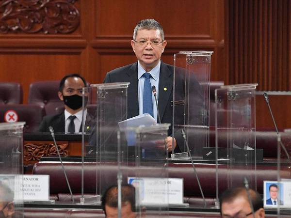 Menteri Komunikasi dan Multimedia, Datuk Saifuddin Abdullah ketika menjawab soalan pada Mesyuarat Ketiga Penggal Ketiga Parlimen Ke-14 Persidangan Dewan Negara di Bangunan Parlimen hari ini. - Foto Bernama