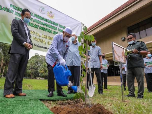 Ahmad menanam pokok sempena Program Penghijauan Malaysia Melalui Kempen Penanaman 100 Juta Pokok Bagi Negeri Kelantan di Kota Bharu pada Isnin.