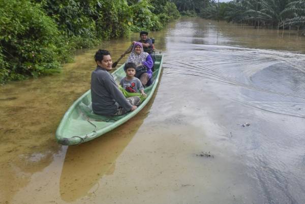 Jajahan Pasir Mas mencatatkan jumlah pemindahan paling tinggi iaitu seramai 1,002 mangsa dari 371 keluarga yang ditempatkan di 12 buah pusat pemindahan sementara (PPS). - Foto fail Bernama