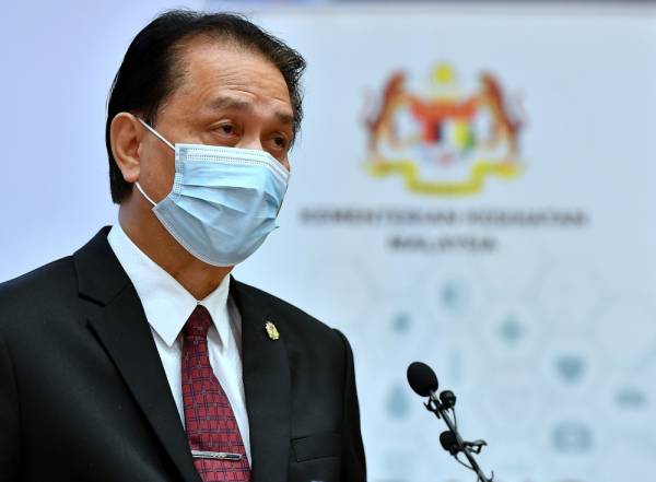 Ketua Pengarah Kesihatan, Tan Sri Dr Noor Hisham Abdullah bercakap pada sidang media harian berkaitan jangkitan Covid-19 di Kementerian Kesihatan hari ini. - Foto Bernama