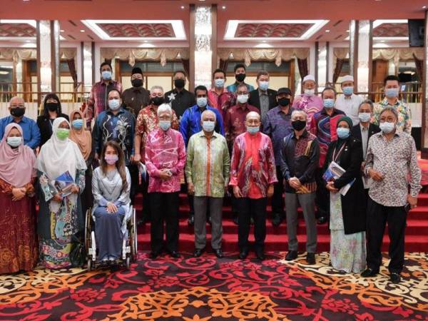 Rais Yatim (barisan hadapan, empat dari kanan) dan Presiden Majlis Senator Malaysia, Datuk Seri Khairudin ES Abd Samad (barisan hadapan, tengah) bergambar bersama sebahagian ahli Majlis Senator Malaysia pada Mesyuarat Agung Tahunan dan Majlis Makan Malam Majlis Senator Malaysia di bangunan Parlimen hari ini. - Foto Bernama