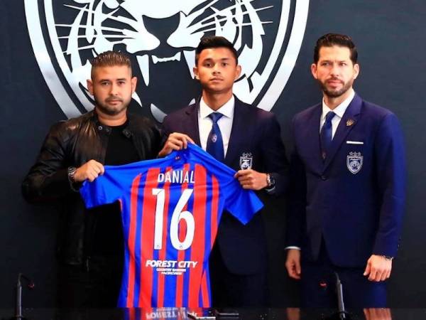 Tunku Ismail (kiri) dan Benjamin bersama-sama Danial Amier (tengah) yang bakal menyarung jersi Harimau Selatan pada saingan musim liga hadapan, di Ibu Pejabat Kelab bolasepak JDT, Iskandar Puteri, pada Selasa.