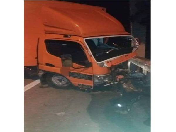 Lori yang dipandu mangsa remuk dibahagian depan selepas merempuh penghadang jalan.