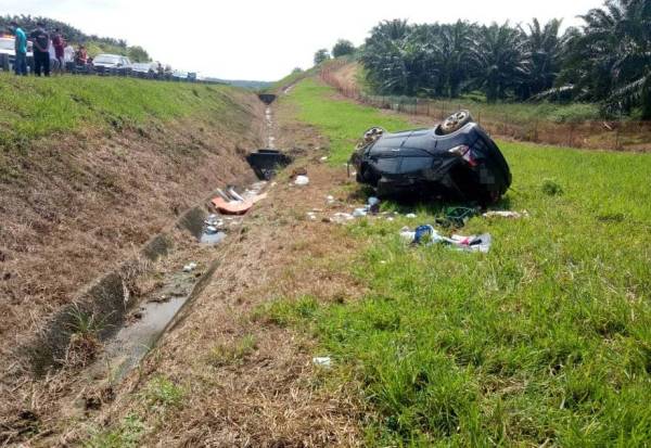 Kereta mangsa yang terbalik di Kilometer 23 Lebuhraya Port Dickson-Seremban pada Selasa.
Foto: Ihsan PDRM