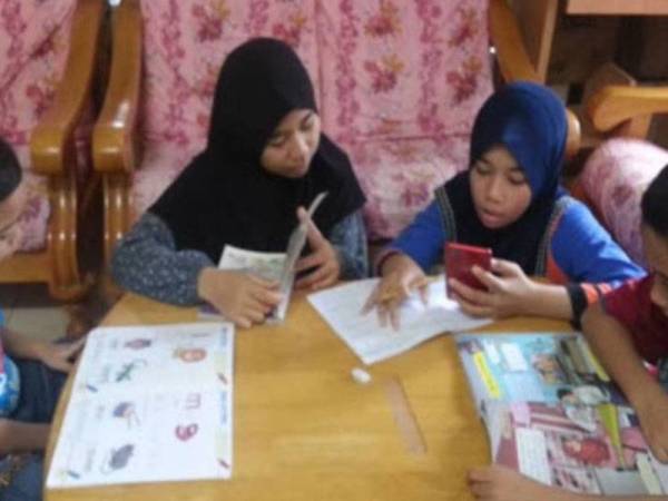 Sejumlah 150,000 murid yang layak dari 500 sekolah bakal menerima peranti yang sesuai untuk membolehkan mereka mengikuti pembelajaran secara dalam talian. Gambar hiasan fail Bernama.