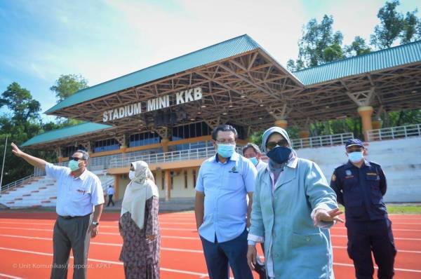 Zuraida (depan kanan) ketika mengadakan lawatan ke tapak cadangan naik taraf Stadium Mini Kuala Kubu Bharu pada Selasa.