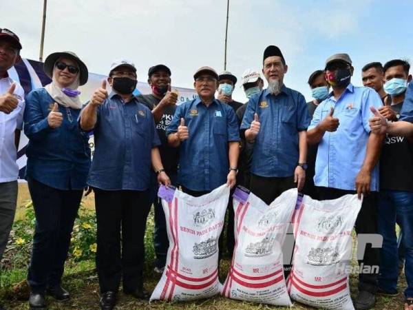 Ronald (empat dari kiri) bersama wakil-wakil agensi di bawah kementeriannya yang menghadiri Majlis Program Agihan Benih Padi Sah dan Ziarah Peladang Selangor di Pusat Belian Padi, Tali Air 3 Ban, Sawah Sempadan pada Selasa. - Foto Sinar Harian ASRIL ASWANDI SHUKOR