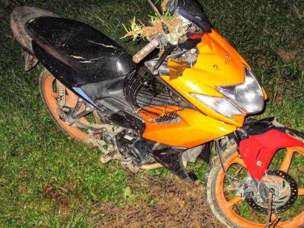 Keadaan motosikal mangsa selepas terbabit kemalangan di Jalan Merapoh-Kem Sungai Relau di sini, pada malam Selasa.