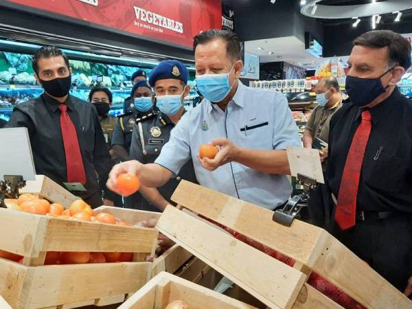 Abdul Halim (tengah) bersama Azmin (kiri) meninjau harga barang keperluan di Sam's Groceria Straits Quay hari ini.