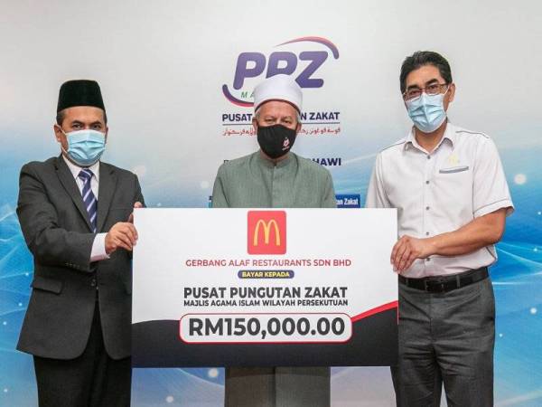 Menteri di Jabatan Perdana Menteri (Hal Ehwal Agama), Datuk Seri Dr Zulkifli Mohamad Al-Bakri(tengah) menerima zakat perniagaan berjumlah RM150,000 daripada McDonald’s Malaysia kepada PPZ-MAIWP.