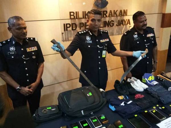 Nik Ezanee menunjukkan senjata yang dirampas pada sidang akhbar di IPD Petaling Jaya di sini Rabu.