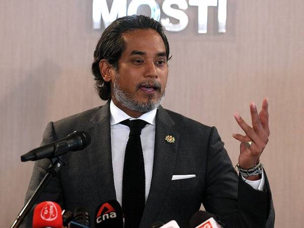 Khairy Jamaluddin ketika sidang media mengenai Perkembangan Perolehan Vaksin Covid-19 Negara di kementeriannya hari ini. - Foto Bernama
