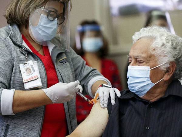 Golongan paling berisiko telah mula mendapat suntikan vaksin Pfizer-BioNTech di Amerika Syarikat sejak Isnin lalu. - Foto: AFP