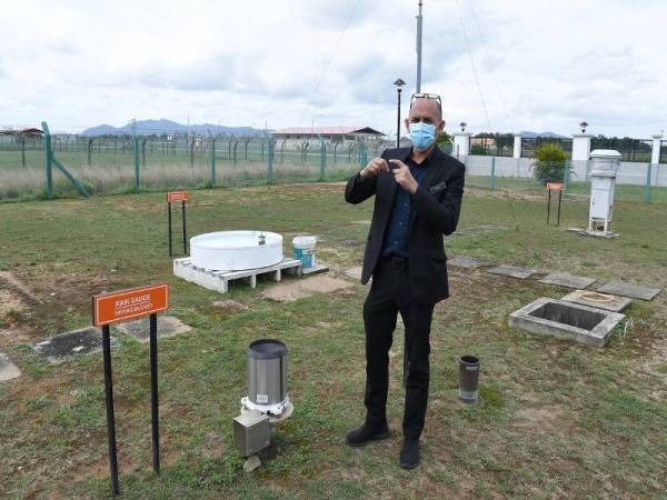 Rosli Zakaria menunjukkan 'rain gauge' bagi merekodkan jumlah hujan yang turun ketika ditemu bual Bernama di Pejabat Meteorologi Kuala Terengganu. - Foto Bernama